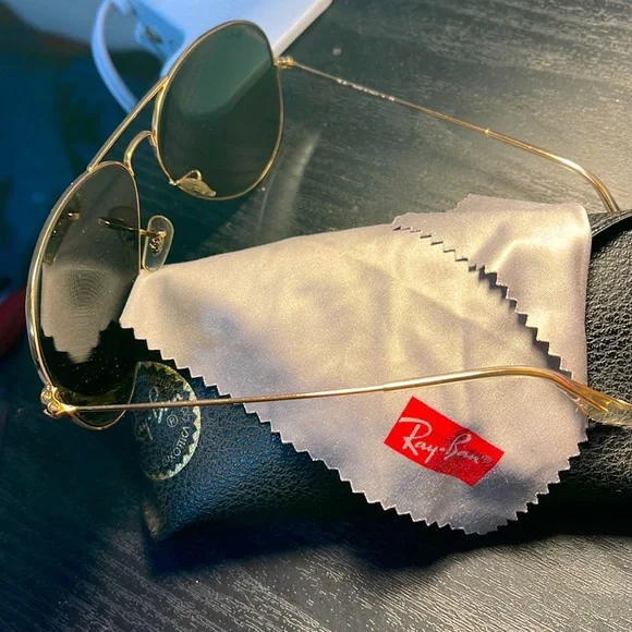 Ray ban aviator kinda new,  worn like twice …. It’s authentic 💯 - Picture 4 of 6